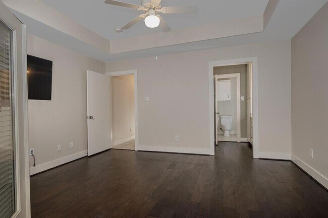 Building Photo - 914 W 25th St