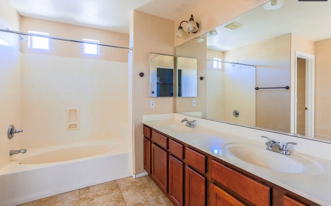 Building Photo - Three bed and two /half bath North Phoenix