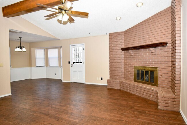 Building Photo - Well-maintained 3-bedroom, 2-bath ranch-style home