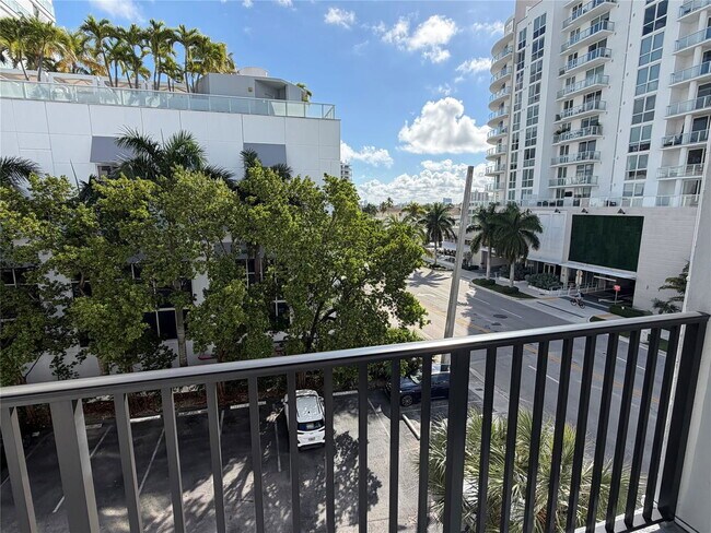 Building Photo - 3000 Riomar St