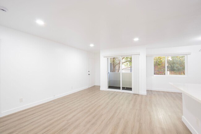 Building Photo - Newly Remodeled Ground Floor 1 Bed / 1 Bath Apartment in Prime West Hollywood