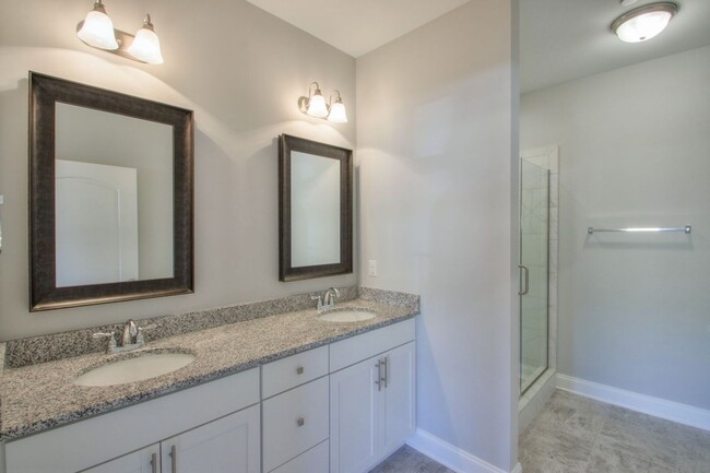 Building Photo - Well appointed Townhome