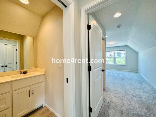 Building Photo - Exceptional Olathe Home in the Cedar Creek Subdivision w/ Wood Floors and a Finished Basment!