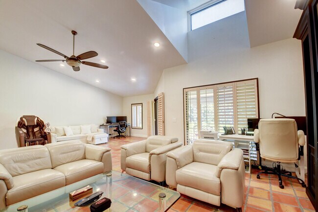 Building Photo - 4666 Fountains Dr S