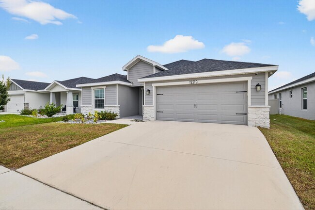 Building Photo - New Spacious 4 Bed - W/Amenities!