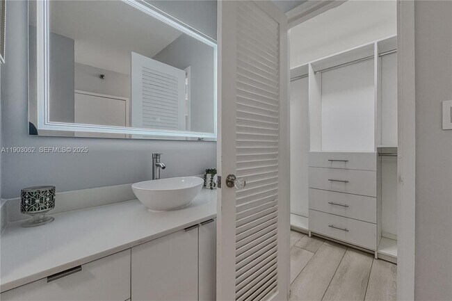 Building Photo - 100 Lincoln Rd