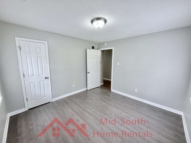 Building Photo - 83 Eastview Dr