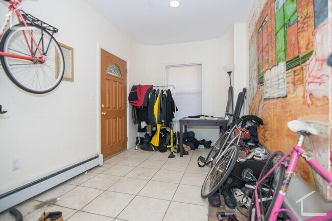 Building Photo - Huge 6 Bed 2 Bath Perfect for BU, Availabl...