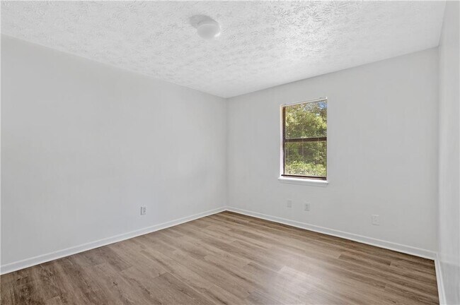 Building Photo - 233 Tanglewood Dr