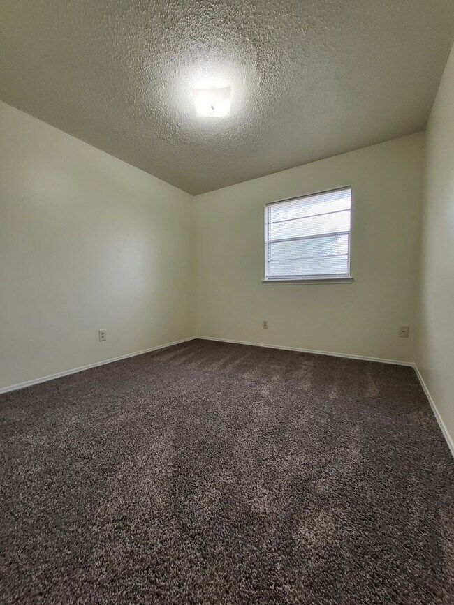 Building Photo - (3) Bed/(1.5) Bath Avail NOW!