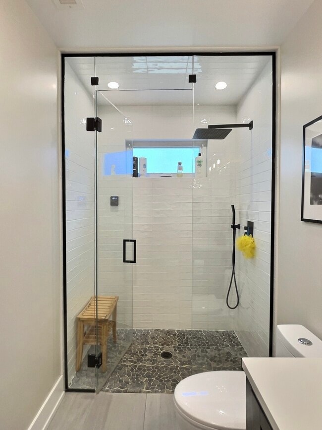 Building Photo - 5245 W Ardmore Ave