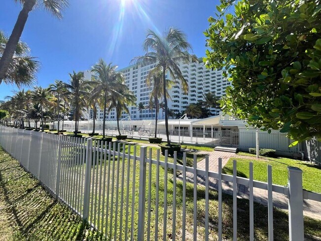 Building Photo - 2899 Collins Ave