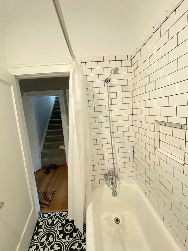 Building Photo - Spacious living in this renovated vintage ...