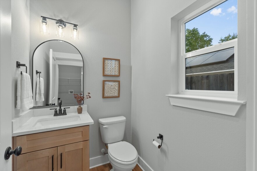 Building Photo - 706 N F St