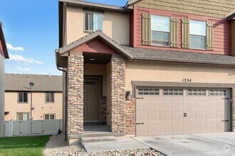 Building Photo - Luxurious Spacious layout in convenient Sa...