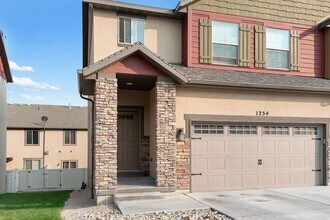 Building Photo - Luxurious Spacious layout in convenient Sa...
