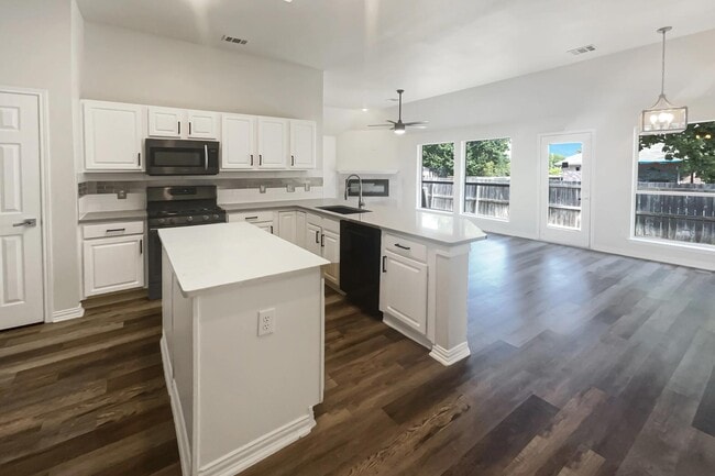 Building Photo - MOVE IN READY