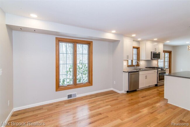 Building Photo - 31419 Sleepy Hollow Ln