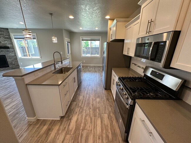 Building Photo - Charming and Modern Redmond Home: Pet-Friendly, Two-Car Garage, and More!