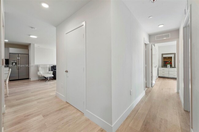 Building Photo - 2505 NE 193rd St