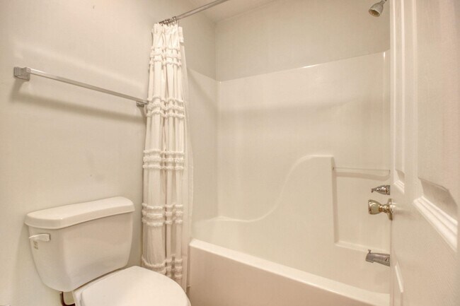 Building Photo - 1028 Duke St