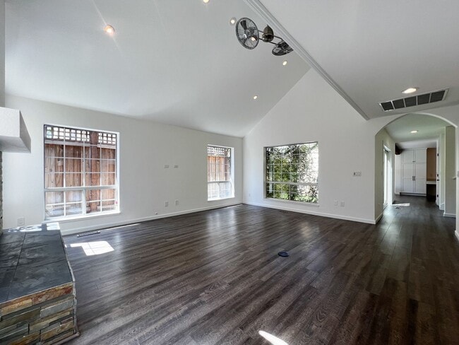 Building Photo - Beautifully Updated 3-Bedroom Home + Bonus Room with Private Backyard Retreat
