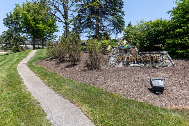 Building Photo - 8120 Stonegate Dr
