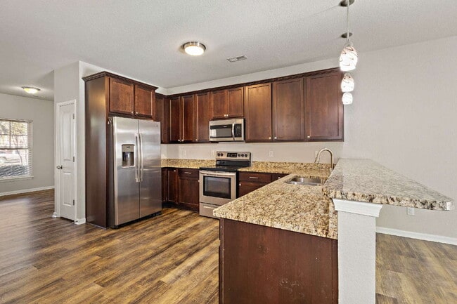 Building Photo - Fantastic like new townhouse in Suffolk