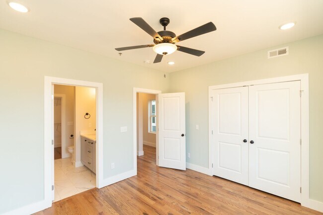 Building Photo - Modern 4 Bedroom Townhome in Southside Chattanooga