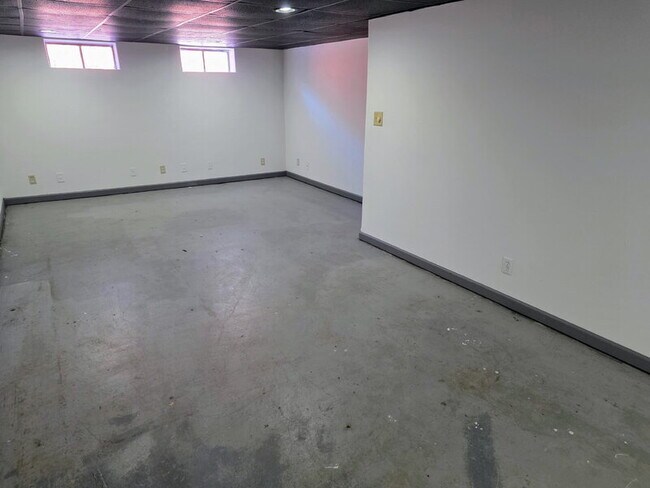 Building Photo - 6813 Urbandale Ave