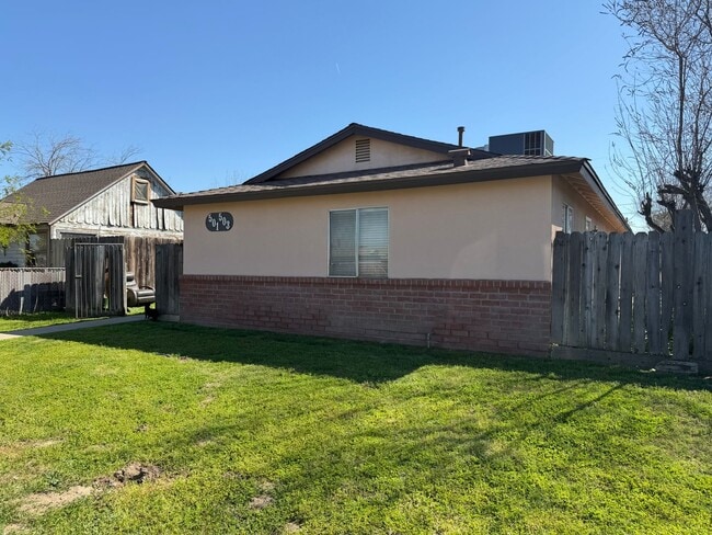 Building Photo - 501 Florinda St