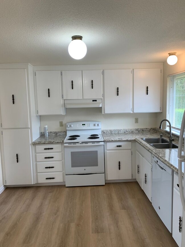 Building Photo - 3 Bedroom 2.5 Bath Lynnwood/Bothell Home N...