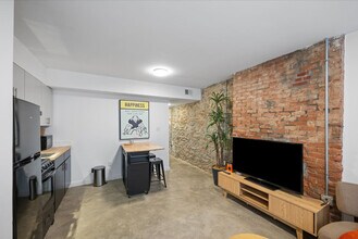 Building Photo - 2 Hust Alley