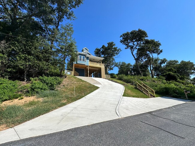 Building Photo - TREETOP HOME w/downstairs Suite