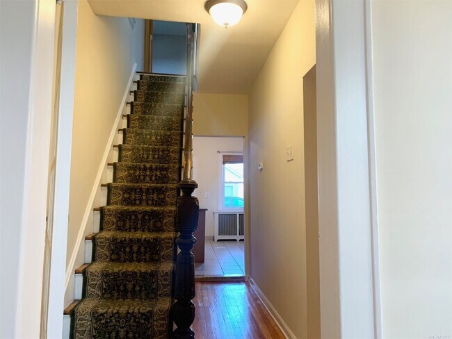 Building Photo - 571 Mineola Ave