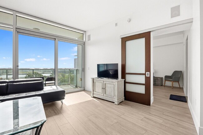 Building Photo - "Experience Urban Elegance: Spacious 2BR/2BA Condo in the Heart of Tampa!"
