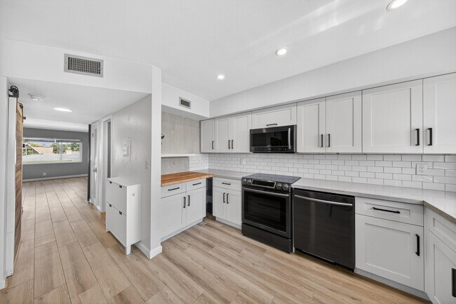 Building Photo - 505 NE 20th Ave