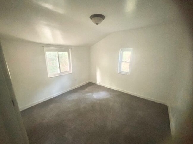 Building Photo - 2 bed/1 bath townhome 15221