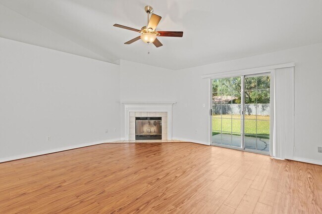 Building Photo - Updated Home in Raintree Estates!