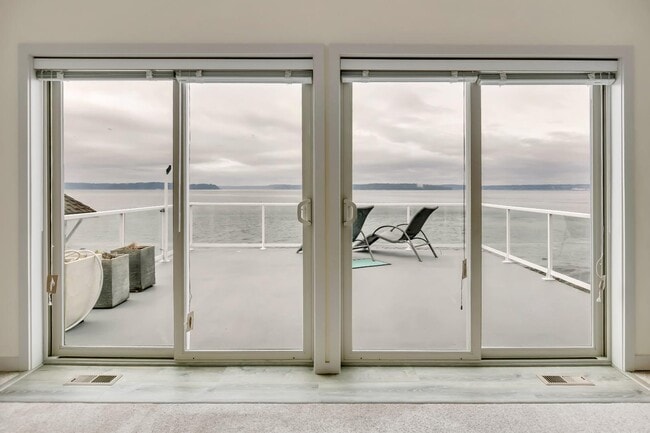 Building Photo - 3221 Alki Ave SW