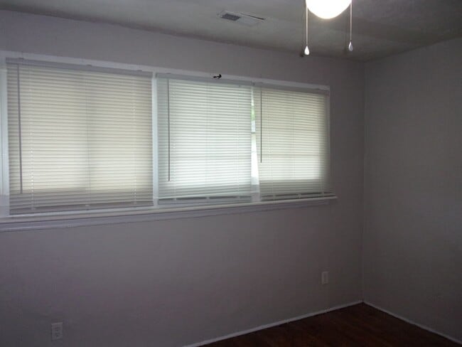 Building Photo - $1,000.00 off 1st Month's Rent - 2 Bedroom...