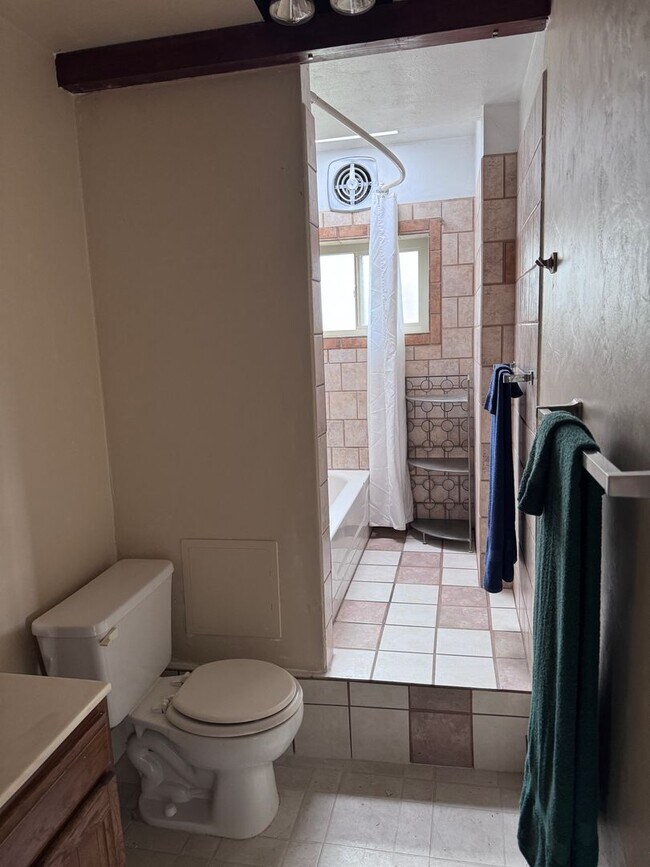 Building Photo - 2 Bedroom, 1 Bathroom Home near Nob Hill/UNM/UNMH