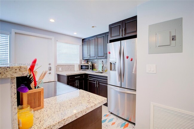 Building Photo - 6865 Bay Dr