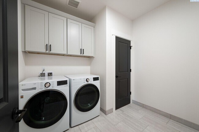 Building Photo - Generational suite w/separate entrance!