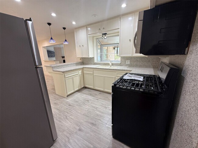 Building Photo - 822 Hidden Valley Dr