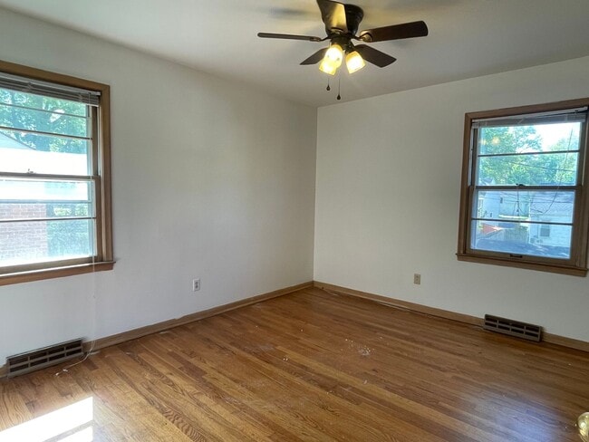 Building Photo - {731} Convenient Location + Full basement + 2 Car Tandem Garage