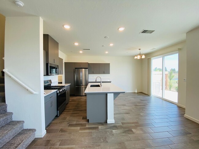 Building Photo - $2,395 Alluvial & Fowler, 3 Bedroom Home -...