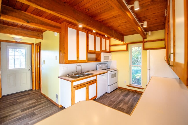 Building Photo - 10644 Peach Ridge Rd