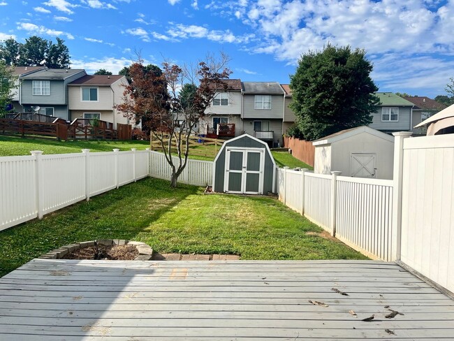 Building Photo - Charming 2 Bedroom/2 Bathroom in Laurel Valley!