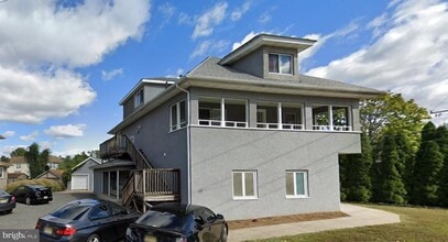 Building Photo - 301 Oakwood Ave